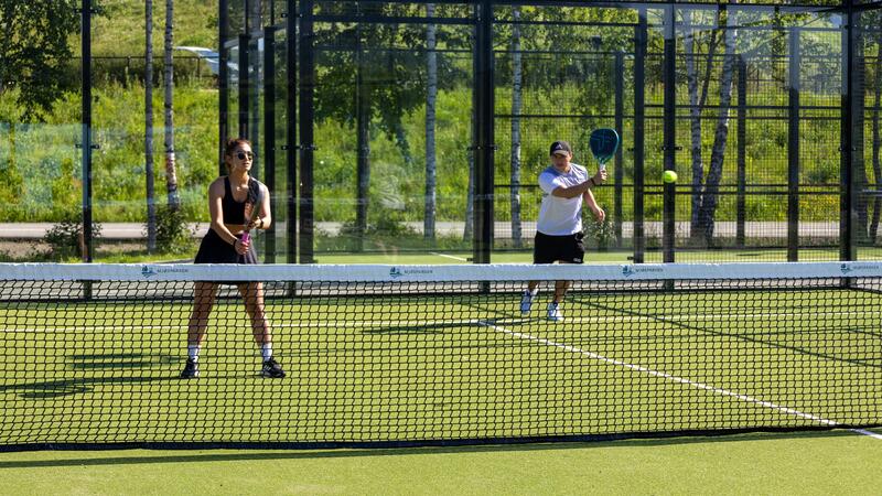 Mann og dame som spiller padel