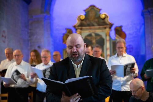 Solist Øyvind Ottesen og koret leverte sterke vokalprestasjoner i Herøy kirke.