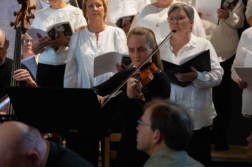 Fiolinist Elisabeth Turmo og resten av ensemblet bidro til en stemningsfull konsertopplevelse.