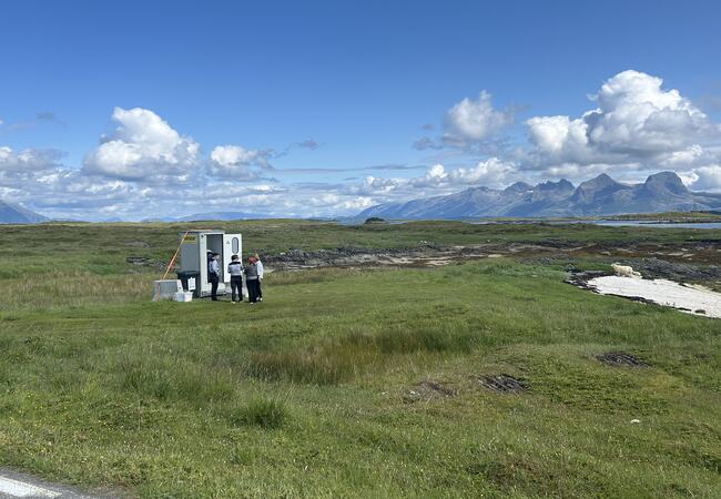 Det ene toalettet er plassert på Tenna like ved stranda som på folkemunne har fått navnet "Hawaii