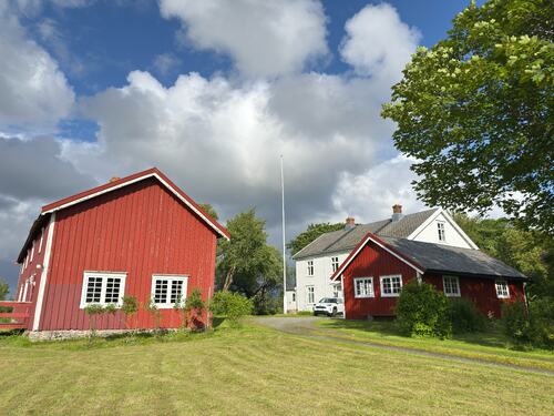 Hvis været tillater det, blir det utegudstjeneste i prestegården i Herøy på søndag.