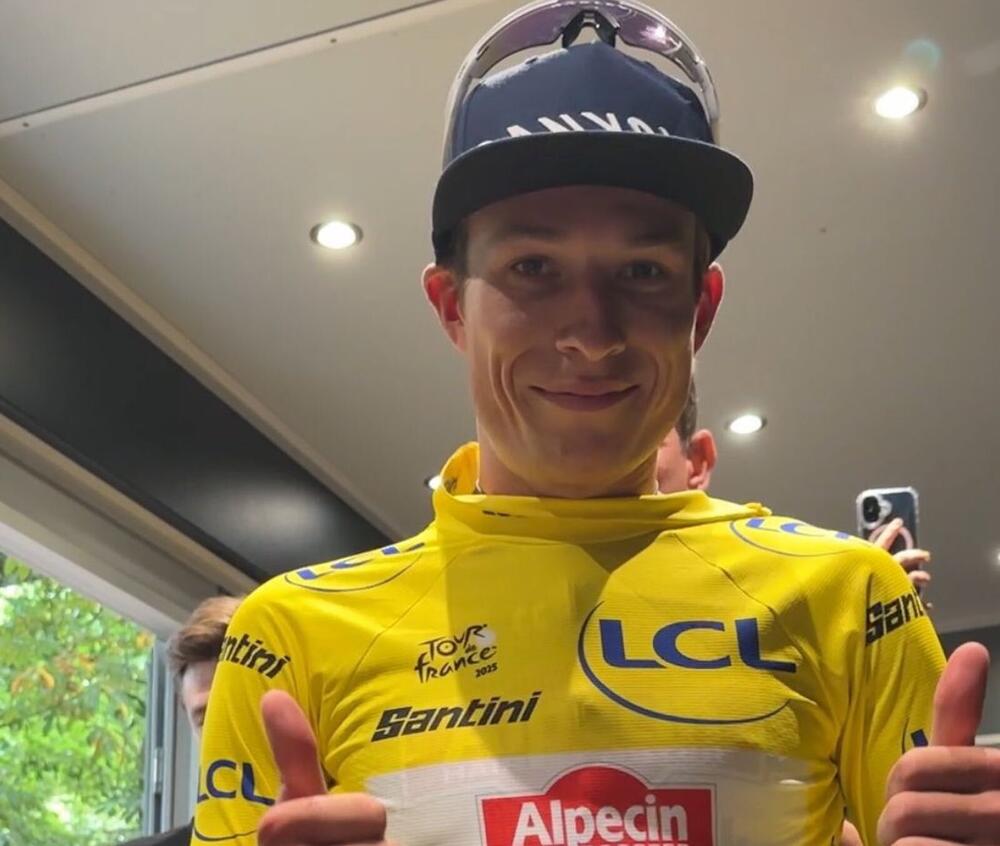 Jasper Philipsen en jaune