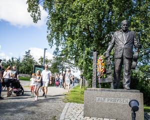 Bilde ved statuen med mennesker