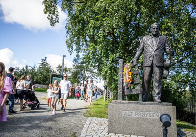 Bilde ved statuen med mennesker