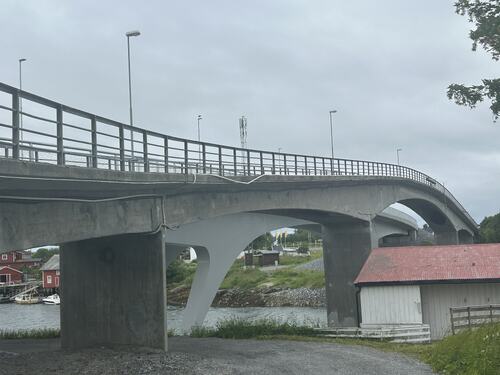 Den gamle Herøysundbrua har stått i nesten 60 år – snart blir den historie. Den gamle Herøysundbrua har stått i nesten 60 år – snart blir den historie.