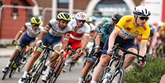 Syklister fra ritt i Arctic Race of Norway