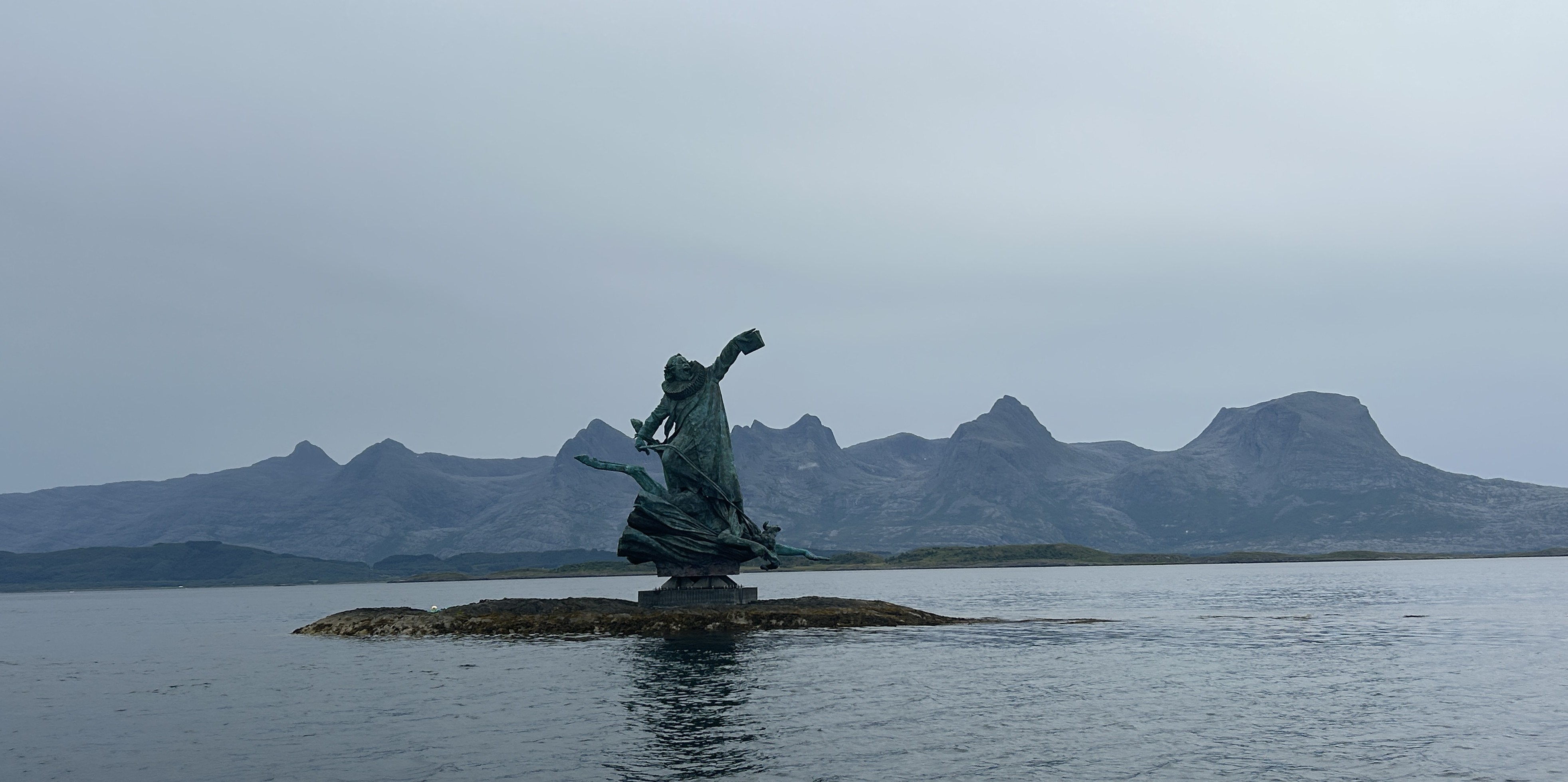 Bilde av monumentet Petter på skjæret som er laget av Frode Lillesund.