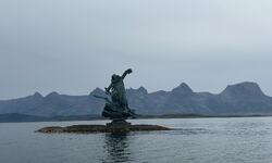 Bilde av monumentet Petter på skjæret som er laget av Frode Lillesund.
