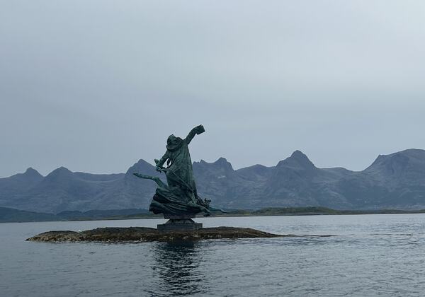 Bilde av monumentet Petter på skjæret som er laget av Frode Lillesund.