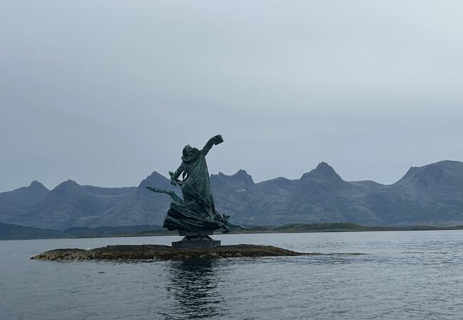 Bilde av monumentet Petter på skjæret som er laget av Frode Lillesund.