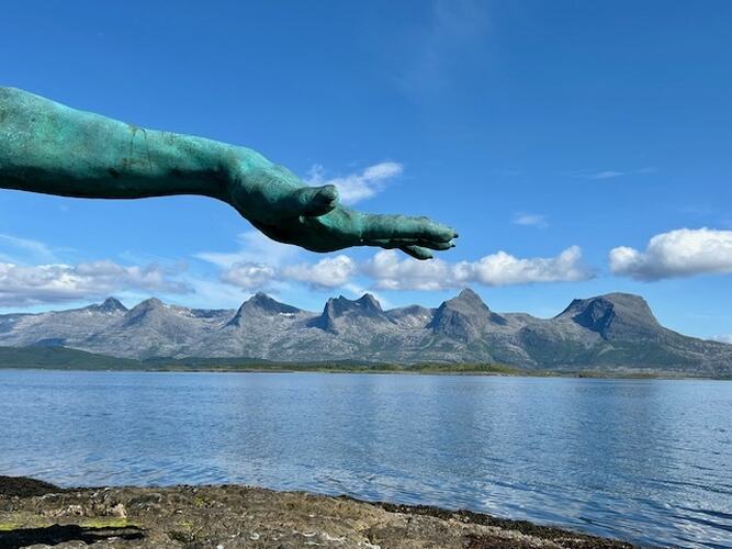 Petter gir «søstrene» håndspåleggelse. (Foto: Lise Alfheim)