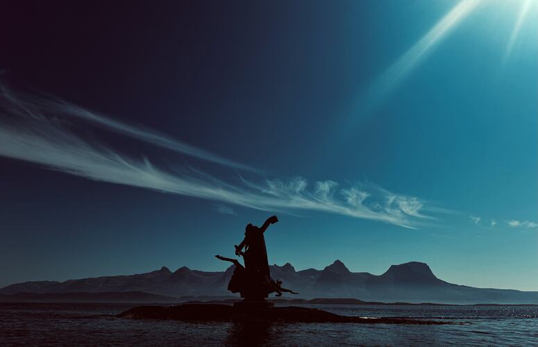 Petter sprer morgensol over De Syv Søstre. Vær hilset! PS Legg merke til De Syv Søstre i skyformasjonen. (Foto: Rune Sommerseth)
