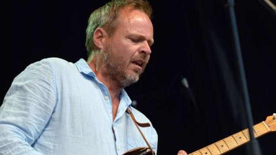 Mann som spiller gitar