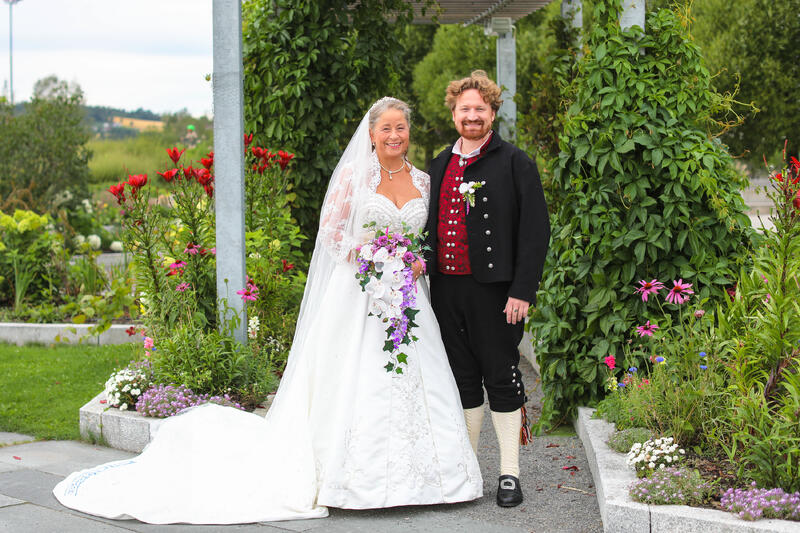 Foto av brudepar i Mjøsparken