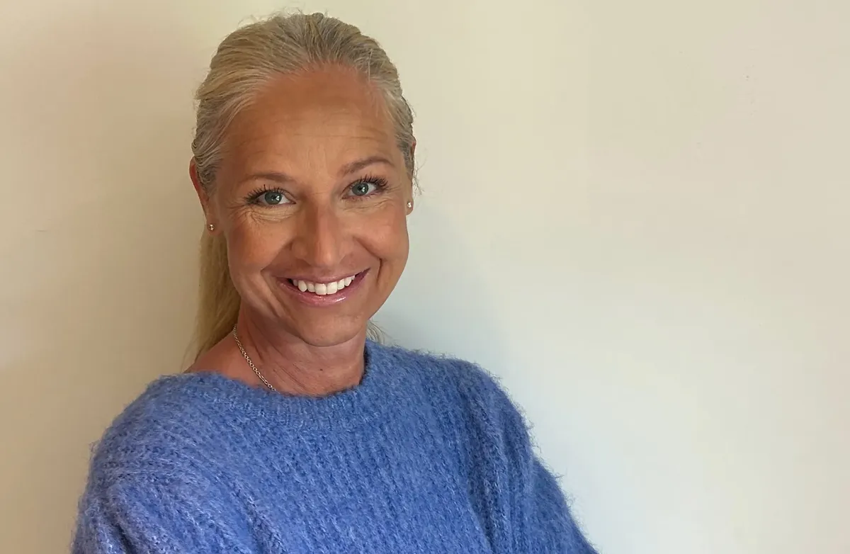 Terese Olstad Bjerke, lyst langt hår i hestehale, blå genser