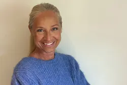 Terese Olstad Bjerke, lyst langt hår i hestehale, blå genser