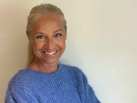 Terese Olstad Bjerke, lyst langt hår i hestehale, blå genser