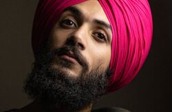 Mann med skjegg og rosa hodeplagg, en turban