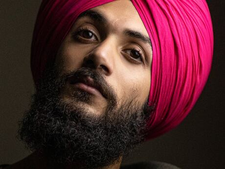 Mann med skjegg og rosa hodeplagg, en turban
