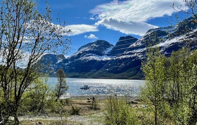 Trollvik mot vann og fjellene