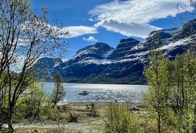 Trollvik mot vann og fjellene