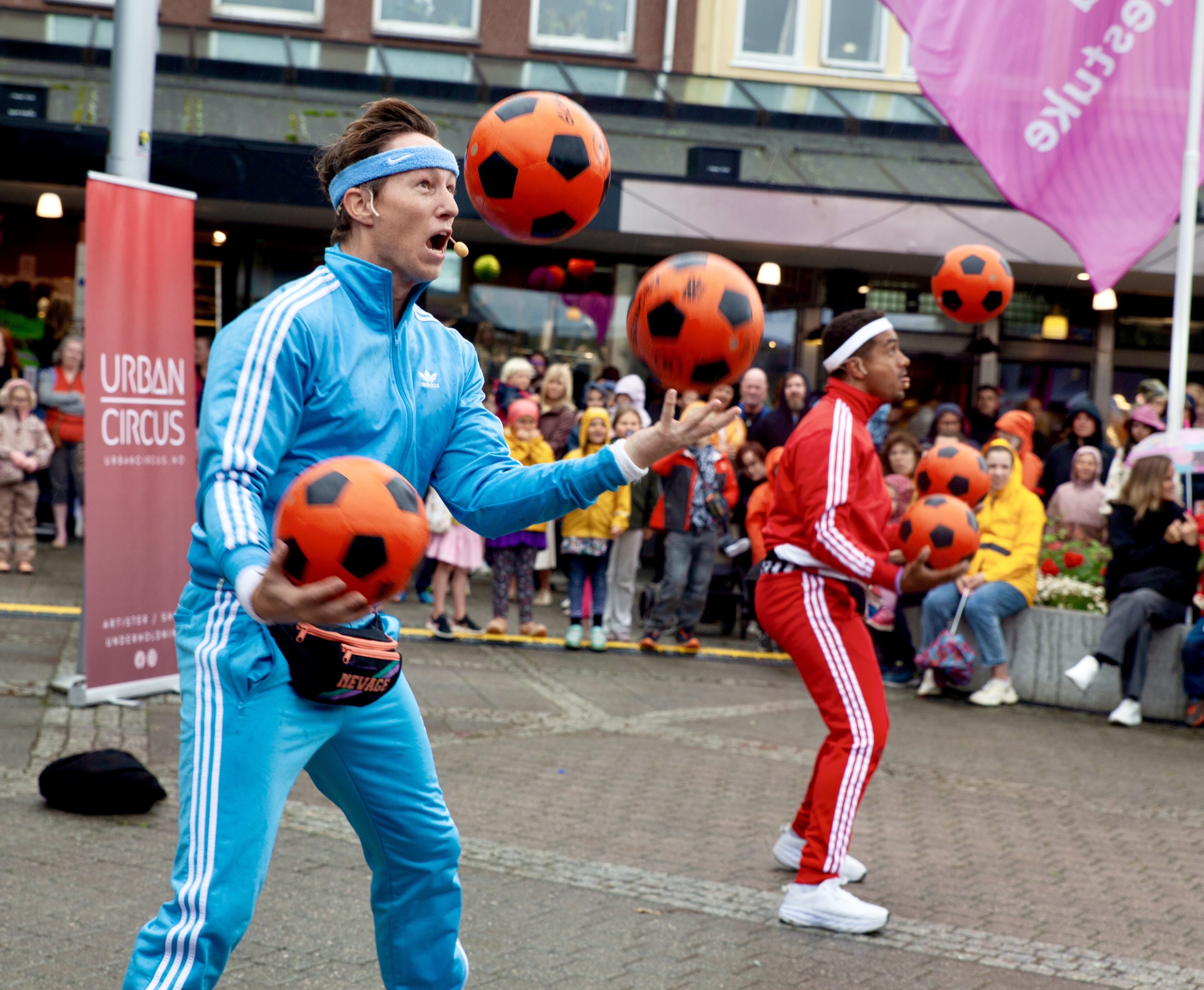 2 sirkusartister fra Urban circus som sjonglerer