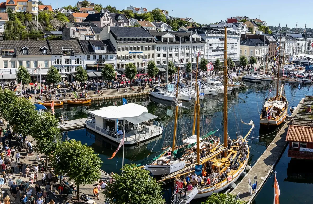 Oversiktsbilde over havna, mennesker og utstillere under Arendalsuka.