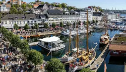 Oversiktsbilde over havna, mennesker og utstillere under Arendalsuka.