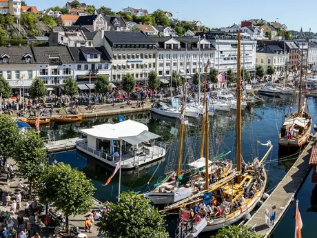 Oversiktsbilde over havna, mennesker og utstillere under Arendalsuka.