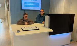Bilde fra Fontenehuset i Harstad - resepsjon med to smilende damer