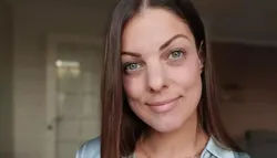Ung kvinne med langt brunt hår ser inn i kameraet.