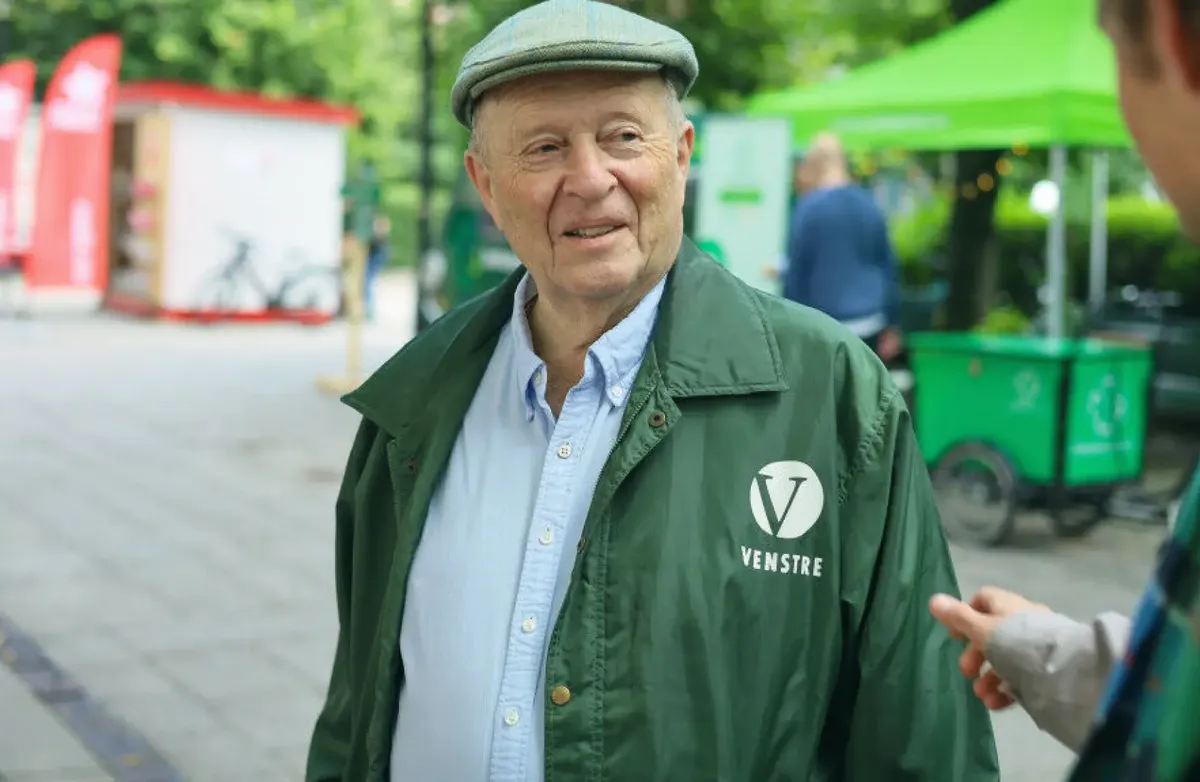 Eldre mann med sixpenc, grønne klær