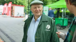 Eldre mann med sixpenc, grønne klær