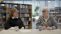 Formannskapssekretær Trude Paulsen (t.v) og eldrerådsleder Kari Ørnø og i Indre Østfold kommune sitter på et bibliotek.