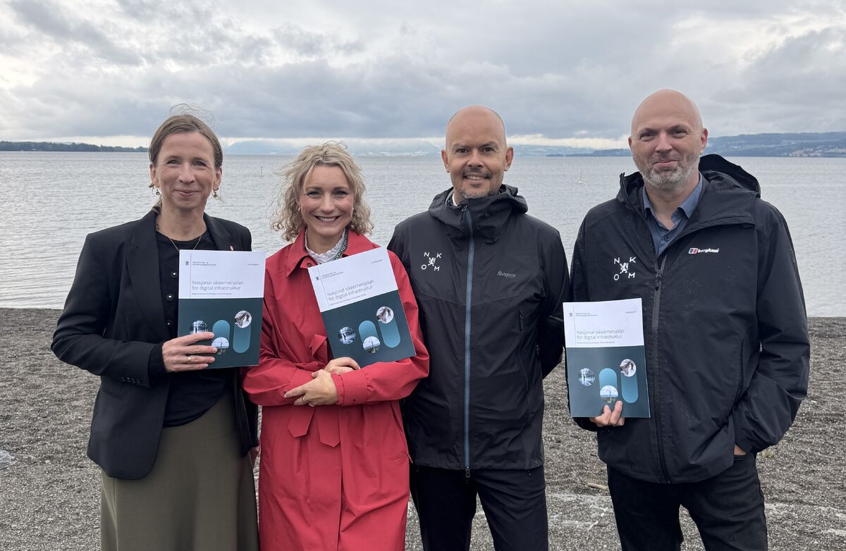 To kvinner og to menn utendørs