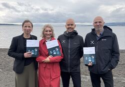 To kvinner og to menn utendørs