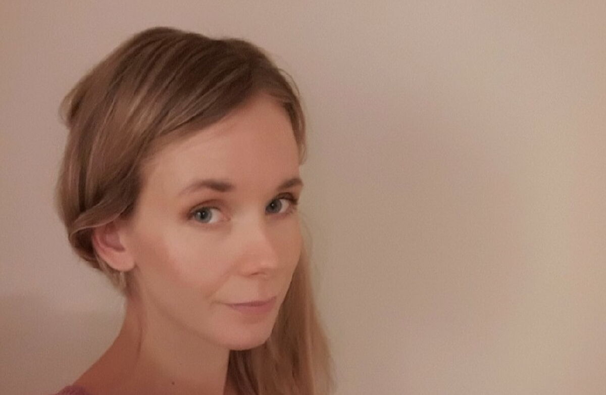 Blond kvinne med langt hår