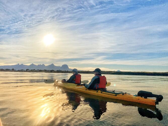 Padletur i morgenlys med utsikt mot de syv søstre. (Foto: Kristin Cleven)