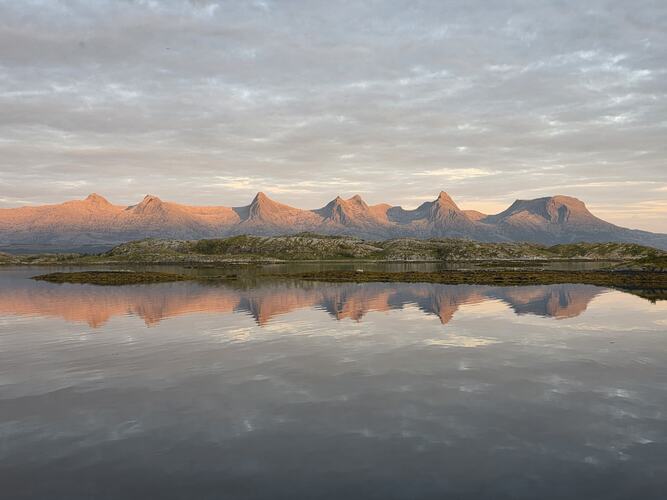 Søstrene i solnedgang. (Foto: Roald Køllersen)