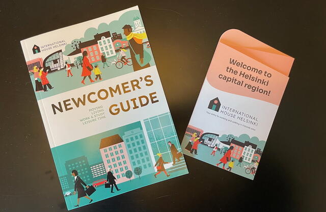 Forsiden av Newcomer´s guide og en brosjyre som ønske velkommen til Helsinki.