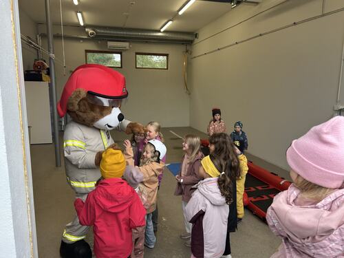 Det største høydepunktet for barna var da brannbamsen Bjørnis kom på besøk.
