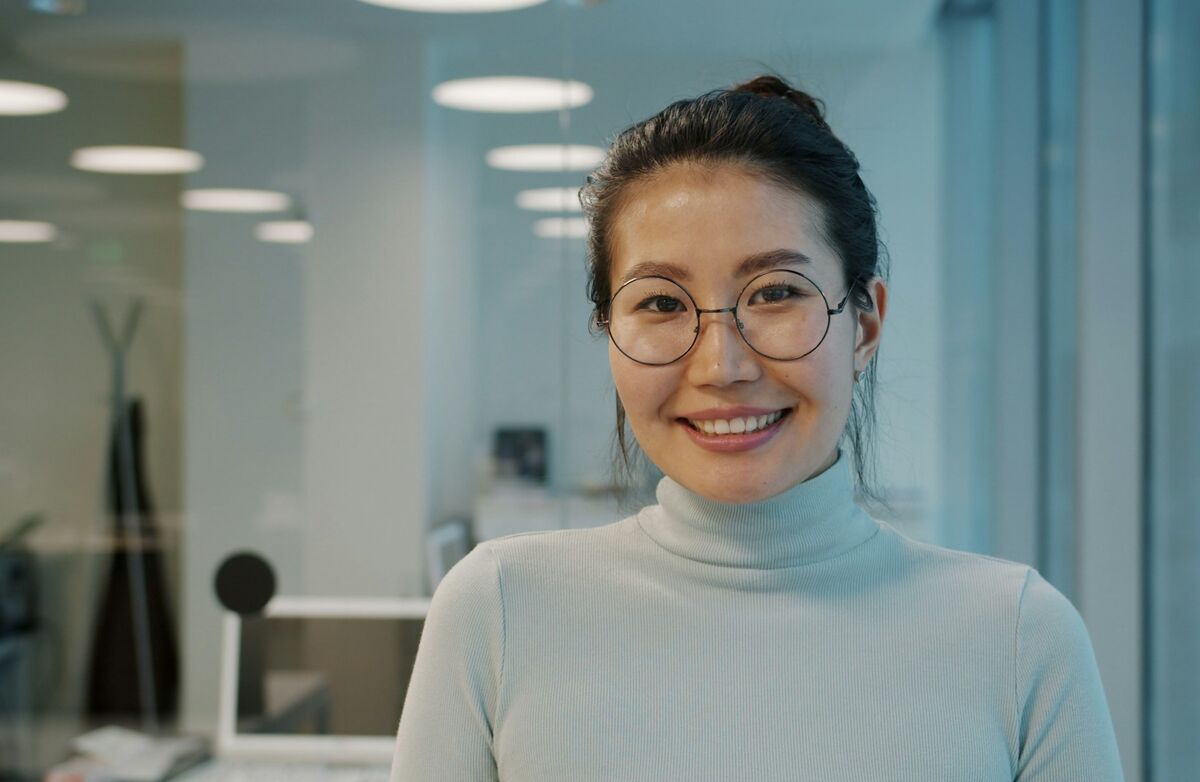 Ung asiatisk kvinne smiler