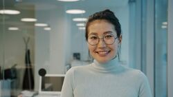 Ung asiatisk kvinne smiler