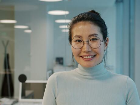 Ung asiatisk kvinne smiler