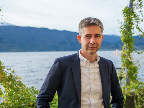 Bildet viser direktør Frode Danielsen. Middelaldrende mann. Grønt miljø ute.