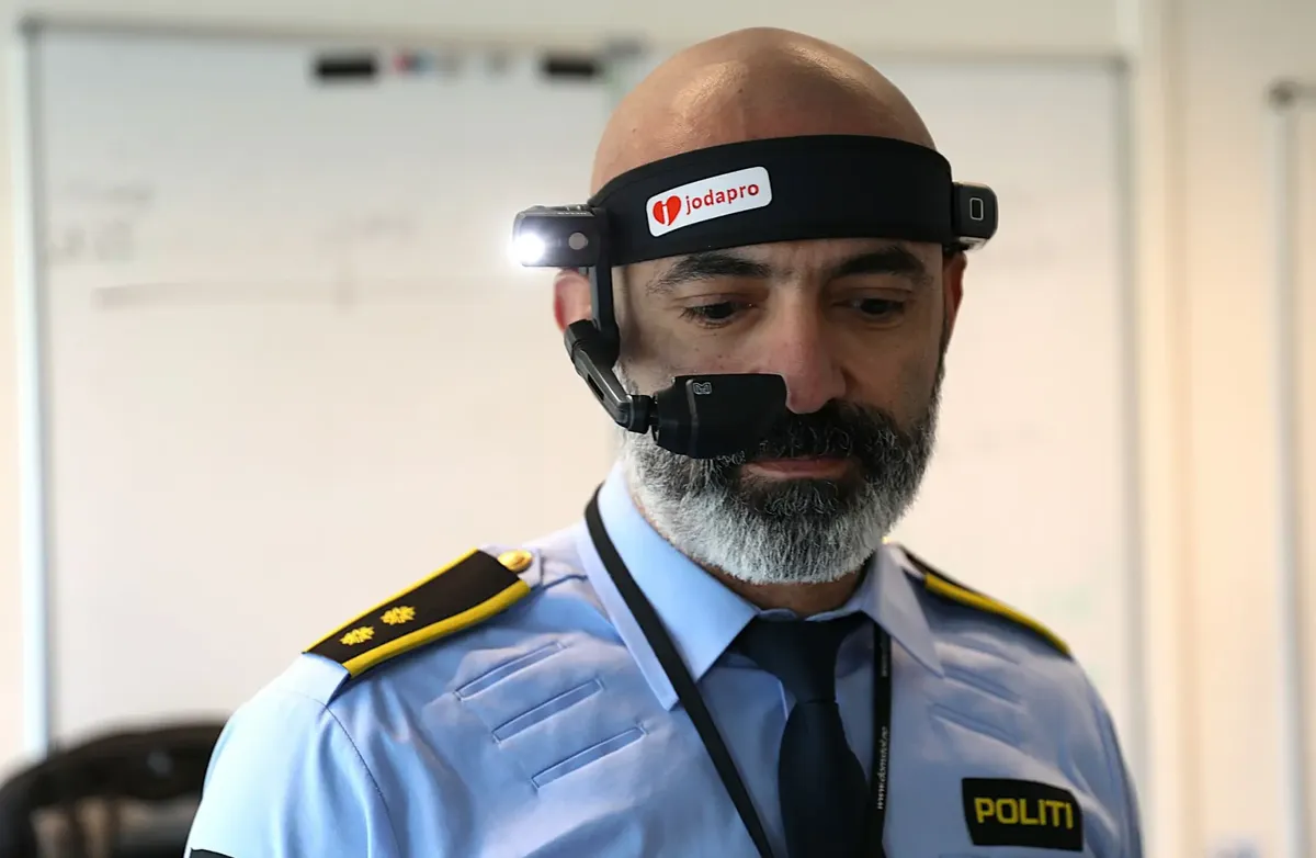 Mann i politiuniform med hodekamera