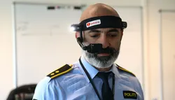 Mann i politiuniform med hodekamera