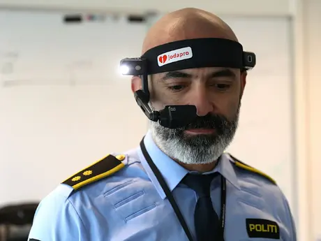Mann i politiuniform med hodekamera