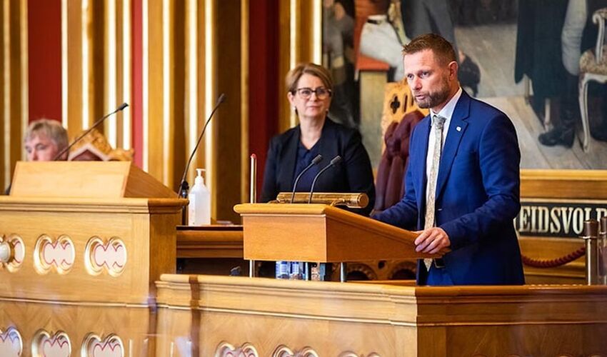 Bernt Høye på talerstolen i Stortinget