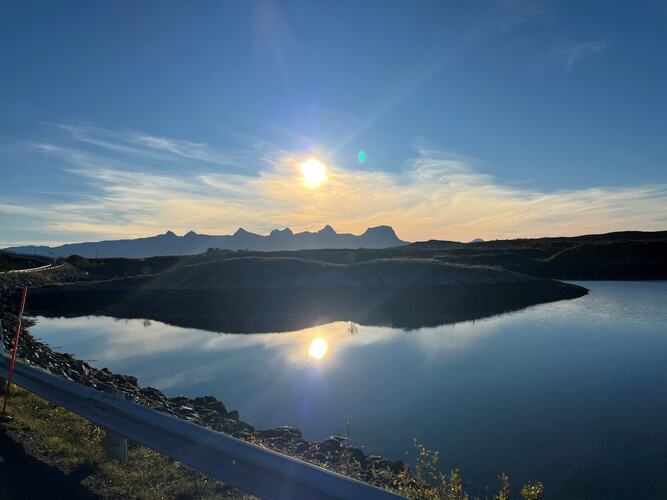 Søstrene speiler seg i septembersol. (Foto: Elbjørg Larsen)